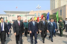 Les délégations vietnamienne et chinoise au poste-frontière international de Mong Cai. Photo : VNA.
