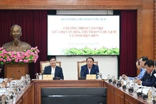 Le ministre de la Culture, des Sports et du Tourisme, Nguyên Van Hùng, et le secrétaire du Comité provincial du Parti de Diên Biên, Trân Quôc Cuong, ont coprésidé la réunion. Photo : Centre d'information touristique de l'Administration nationale du tourisme du Vietnam.