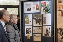 Des visiteurs à l'exposition. Photo : VNA