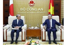 Le général Tô Lâm, membre du Bureau Politique, ministre de la Sécurité publique (à droite) et le secrétaire général du Conseil de Sécurité nationale du Japon, Akiba Takeo. Photo : baotintuc.vn