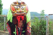 L'excellent artiste Hoàng Van Cai est l'une des rares personnes qui préservent encore et pratiquent pleinement la danse du lion et les techniques de fabrication du lion-chat avec habileté. Photo : NDEL.
