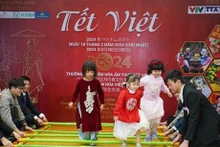 La danse vietnamienne du bambou au menu de la fête. Photo : VNA.