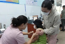 Le Programme élargi de vaccination est considéré comme l’un des programmes de soins de santé publique et de protection les plus efficaces actuellement au Vietnam. Photo : VNA.