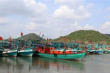 Bateaux de pêche ancrés sur la mer à Hà Tiên dans la ville de Hà Tiên, province de Kiên Giang. Photo : VNA.