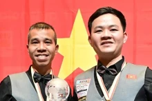 Trân Quyêt Chiên et Bao Phuong Vinh ont remporté la première victoire du Vietnam aux championnats du monde par équipes de billard à trois bandes. Photo : VNA.
