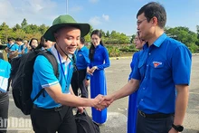 Le premier secrétaire du Comité central de l'Union de la Jeunesse communiste Hô Chi Minh, Bùi Quang Huy, souhaite bon voyage à la délégation des étudiants au port de Cat Lai. Photo : NDEL. 