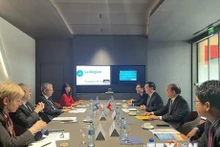 Session de travail entre des dirigeants de Thai Binh et de la région Auvergne - Rhône - Alpes. Photo: VNA