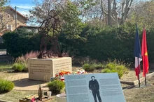 La statue de fer représentant un soldat-ouvrier honoré en deux langues : vietnamien et français. Photo : VNA.