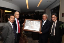 L'ancien directeur général de l'Agence vietnamienne d’Information (VNA) Tran Mai Huong (2e, droite)offre un cadeau de souvenir au secrétaire général du PT, Alberto Anaya Gutiérrez,. Photo : VNA.