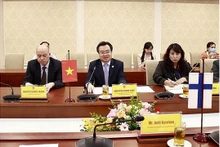 Le ministre de la Construction Nguyên Thanh Nghi travaille avec le ministre finlandais de l'Agriculture et des Forêts Antti Kurvinen. Photo : Ministère de la Construction.
