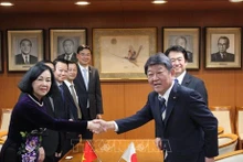 Truong Thi Mai, membre du Bureau Politique, Permanente du Secrétariat, présidente de la Commission centrale d'Organisation du Parti communiste du Vietnam et le secrétaire général du Parti libéral-démocrate Motegi Toshimitsu. Photo : VNA.