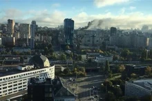La fumée monte après une série de frappes aériennes sur la capitale de Kiev, le 10 octobre 2022. Photo : AFP/VNA