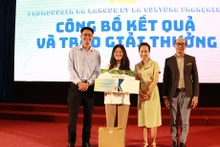 Vu Cát Tuong Linh (2e à gauche) a gagné le 1er prix du Concours d’éloquence en français 2023 organisé à Hô Chi Minh-Ville. Photo : CVN/NDEL.