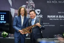 L'objet spécial mis aux enchères est un saxophone offert par l'artiste Kenny G au journaliste Lê Quôc Minh, rédacteur en chef du Journal Nhân Dân, à l'occasion de sa tournée au Vietnam pour se produire à la soirée musicale « Kenny G Live In Vietnam » en 2023. Photo : nhandan.vn