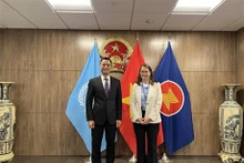 L'ambassadeur Dang Hoàng Giang et l'ambassadrice du Canada pour les changements climatiques Catherine Stewart. Photo : VNA.