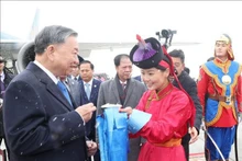 Le Secrétaire général du Parti communiste du Vietnam (PCV) et Président vietnamien, Tô Lâm, arrive en Mongolie. Photo : VNA.