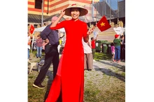 My Duyên en "áo dài" lors du Festival des ethnies à Borgomanero 2023 à Milan en Italie. Photo : thoidai.com.vn