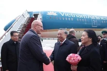 Le vice-Premier ministre russe, Dmitry Chernyshenko, le secrétaire général du PCV To Lam et son épouse à l’aéroport avant leur départ. Photo : VNA. 
