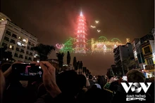 Les spectacles de lumière de drones au lac de l'Ouest en février 2024. Photo : VOV.