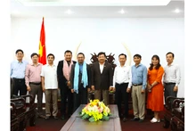 Le docteur Nasir Latif, président du groupe AeroAsia Holding (5e de gauche à droite) et la délégation de la province de Binh Thuân. Photo : baodautu.vn