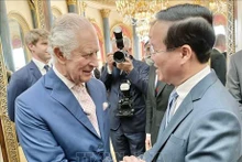Le Président vietnamien, Vo Van Thuong, (à droite) et le Roi Charles III. Photo : VNA.