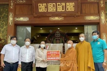 Des représentants de la Sangha bouddhiste du Vietnam (SBV) offrent des dons aux autorités de Hô Chi Minh-Ville pour soutenir la lutte contre le Covid-19. Photo : VNA.