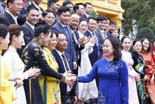 La Présidente par intérim Vo Thi Anh Xuân et des représentants de l'Association des Jeunes entrepreneurs du Vietnam. Photo : VNA.