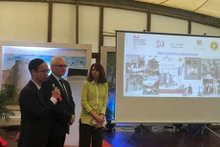 Des experts français présentent des archives photographiques. Photo : nhandan.vn
