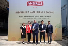 L'ambassadeur de la gastronomie française, Guillaume Gomez et la consule générale de France Emmanuelle Pavillon-Grosser lors d'une visite dans l'usine de transformation de fruits d'Andros Asia à Tiên Giang. Photo : baodautu.vn