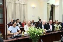 L'ambassadrice de l'éducation du ministère des Affaires étrangères de Finlande, Marjiaana Sall (deuxième à gauche) travaille avec les dirigeants du ministère vietnamien du Travail, des Invalides et des Affaires sociales. Photo : Molisa.gov.vn