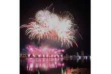 Le spectacle pyrotechnique de l'équipe française lors du Festival international des feux d’artifice Dà Nang - DIFF 2023. Photo : VNA.