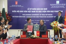 La cérémonie de signature du mémorandum de coopération entre l’Association des écrivains du Vietnam et l’Institut de littérature du Pakistan. Photo : congluan.vn