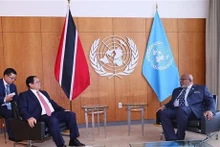 Le Premier ministre Pham Minh Chinh (à gauche) et le président de la 78e session de l’Assemblée générale des Nations Unies, Dennis Francis. Photo : VNA.