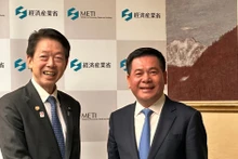 Le ministre vietnamien de l'Industrie et du Commerce, Nguyên Hông Diên (droite) et le ministre japonais de l'Économie, du Commerce et de l'Industrie Muto Yoji. Photo : VNA.