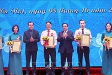 Le Premier ministre Pham Minh Chinh (3e à partir de la droite) avec les auteurs des initiatives exceptionnelles, à Hanoi, le 8 octobre. Photo: VNA