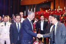 Le secrétaire général du Parti Tô Lâm avec les délégués lors de l'événement, à Hanoi, le 18 novembre. Photo : VNA.