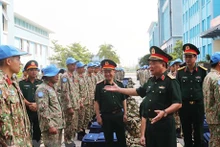 Le général de corps d'armée Hoang Xuân Chiên, vice-ministre de la Défense et les membres membres de l’Unité de génie militaire no 2 participant à la Force intérimaire de sécurité des Nations Unies pour Abiyé (FISNUA). Photo: VNA