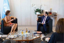 Le ministre vietnamien des Affaires étrangères, Bùi Thanh Son, s’est rendu visite et travaillé avec la directrice générale de l'UNESCO à Paris. Photo : UNESCO.
