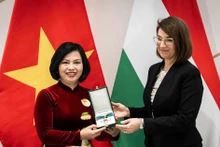 La secrétaire d'État aux relations bilatérales, Illés Boglárka, remet l'Ordre du Mérite hongrois à l’ambassadrice du Vietnam en Hongrie, Nguyen Thi Bich Thao (gauche). Photo : VNA.