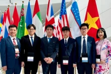 Des lycéens vietnamiens ont été décorés de médailles d’or et d’argent au Kazakhstan.. Photo : VNA