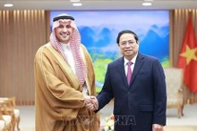 Le Premier ministre vietnamien Pham Minh Chinh (à droite) reçoit l'ambassadeur d'Arabie saoudite au Vietnam, Mohammed Ismaeil A. Dahlwy. Photo : VNA.