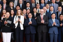 Le Premier ministre Pham Minh Chinh (au milieu) a présidé samedi matin 1er mars à Hanoï un échange de vue avec des entreprises américaines. Photo : VNA. 