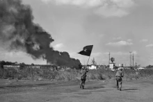 Les forces de libération ont avancé pour prendre l'aéroport Hòa Binh dans la ville de Buôn Ma Thuôt en 1975. Photo : VNA.