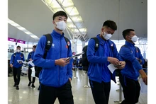 L'équipe vietnamienne est arrivée le matin du 5 janvier à l'aéroport international de Nôi Bài. Photo : hanoimoi.vn