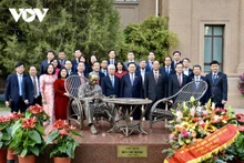 Le Président de l’Assemblée nationale Vuong Dinh Huê (à droite), l'ambassadeur du Vietnam en Chine, Pham Sao Mai, et son épouse. Photo : VOV.