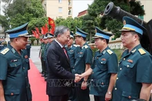 Le Président To Lam et des dirigeants de l’Armée de la défense aérienne et de l’air. Photo : VNA.