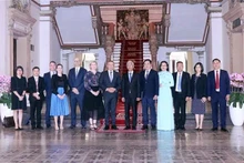 Le gouverneur de l'État australien d'Australie-Occidentale, Christopher Dawson, reçoit l'ambassadeur du Vietnam, Nguyên Tât Thành. Photo : VNA.
