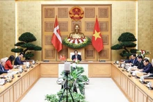 Dans la soirée du 1er novembre, le Premier ministre Pham Minh Chinh a eu un entretien en ligne avec son homologue danoise, Mette Frederiksen. Photo : VNA.