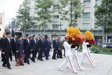 Les dirigeants du Parti et de l’État déposent des gerbes de fleurs devant l'imposante statue du Président Hô Chi Minh, érigée dans le parc éponyme de la ville. Photo: VNA