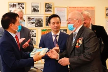 Le président de l'Association des Vietnamiens de la province de Sverdlovsk, Lê Thành Dô (au milieu) et une délégation d'anciens combattants de la région de l'Oural visitant la salle d'exposition. Photo : Association des Vietnamiens dans la province de Sverdlovsk.